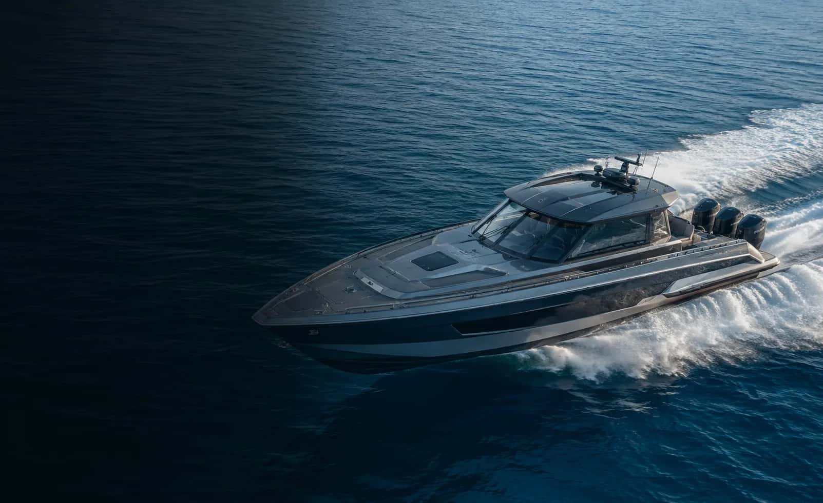 Bateau a moteur en navigation